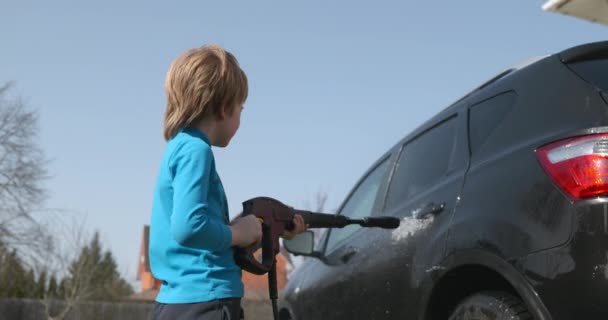 Παιδί Χρησιμοποιεί Πλυντήριο Αυτοκινήτων Πίεσης Για Καθαρίσει Αυτοκίνητο Στην Πίσω Royalty Free Βίντεο Αρχείου
