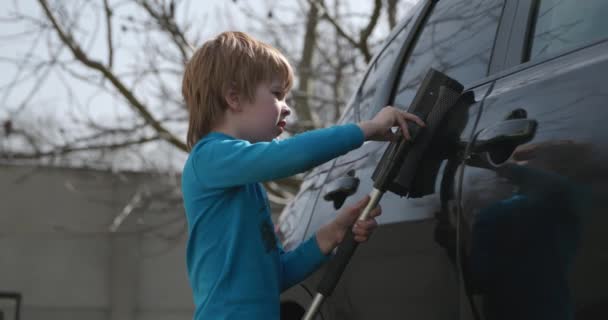 Дитяча Пральна Машина Задньому Дворі Хлопчик Допомагає Очистити Машину Повільний — стокове відео