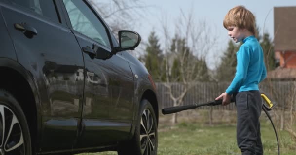 Kid Usa Arruela Carro Pressão Para Limpar Automóvel Quintal Criança Vídeo De Bancos De Imagens
