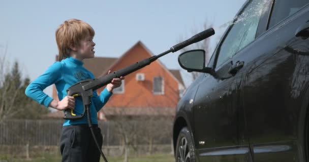 Kid Używa Myjki Mycia Samochodów Podwórku Dziecko Pomaga Myć Samochód — Wideo stockowe