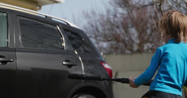 Παιδί Χρησιμοποιεί Πλυντήριο Αυτοκινήτων Πίεσης Για Καθαρίσει Αυτοκίνητο Στην Πίσω Βίντεο Αρχείου