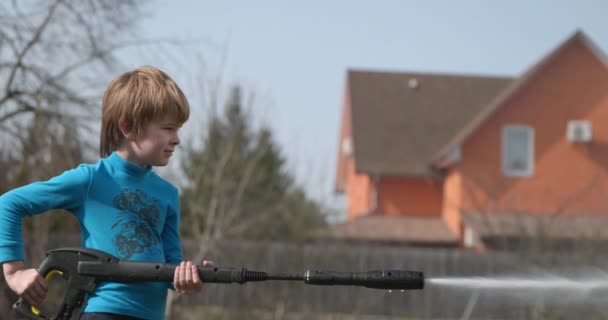 Kid Używa Myjki Mycia Samochodów Podwórku Dziecko Pomaga Myć Samochód — Wideo stockowe