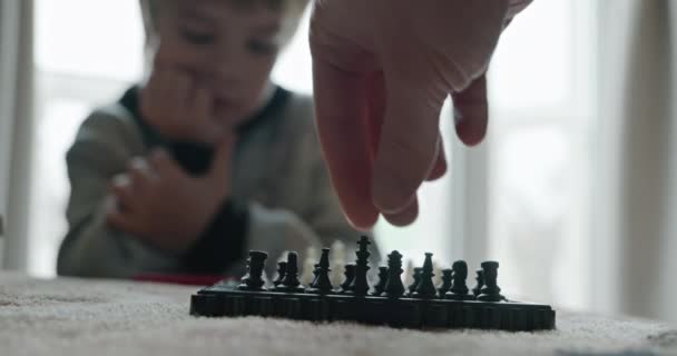 Розумний Маленький Хлопчик Грає Шахи Ліжку Розмита Дитина Грає Ліжку — стокове відео