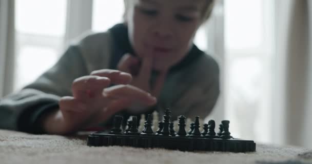 Okos Kisfiú Sakkozik Ágyon Homályos Gyerek Játszik Ágyon Otthon Bites — Stock videók