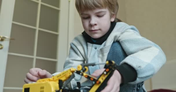 Küçük Çocuk Uzaktan Kumanda Oyuncak Kazıcı Oynuyor Evde Yatakta Oynayan — Stok video