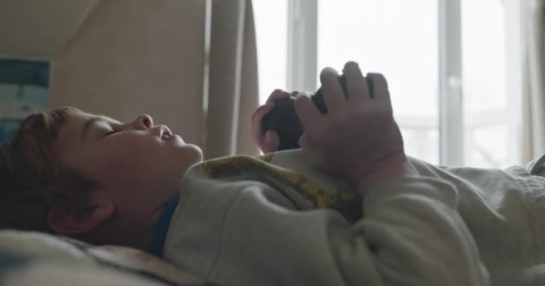 Chlapec Cvičí Činkami Doma Dítě Cvičí Leží Posteli Slow Motion — Stock video