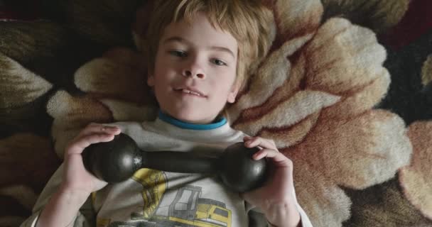 Хлопчик Робить Вправи Гантелями Вдома Дитина Тренується Лежить Ліжку Повільний Ліцензійні Стокові Відео