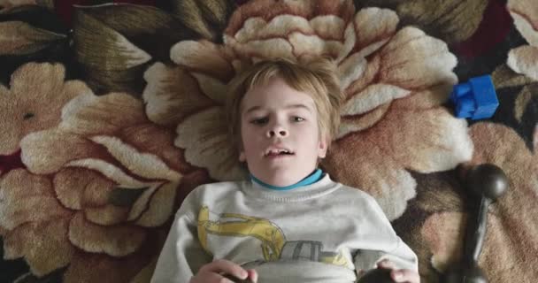 Хлопчик Робить Вправи Гантелями Вдома Дитина Тренується Лежить Ліжку Повільний Ліцензійні Стокові Відеоролики