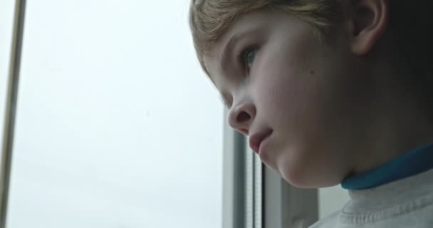Дитячий Погляд Самотній Хлопець Дивиться Вікна Додому Дитяча Сумна Занепокоєна Стокове Відео 