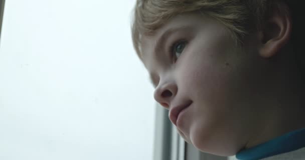 Дитячий Погляд Самотній Хлопець Дивиться Вікна Додому Дитяча Сумна Занепокоєна Ліцензійні Стокові Відео