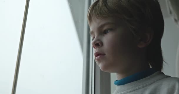 Chico Trastornado Mirada Pensativa Lonely Boy Looking Out Window Home — Vídeo de stock