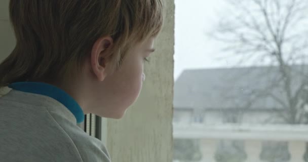 Üzgün Çocuk Dalgın Bakış Pencereden Dışarı Bakan Yalnız Çocuk Çocuk — Stok video