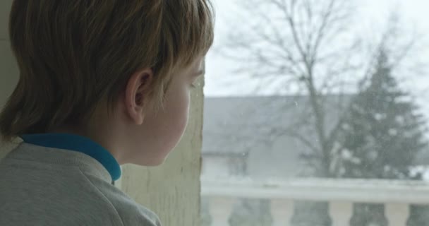 Urat Kid Pensive Look Singur Băiat Privind Afară Din Fereastră Clip video