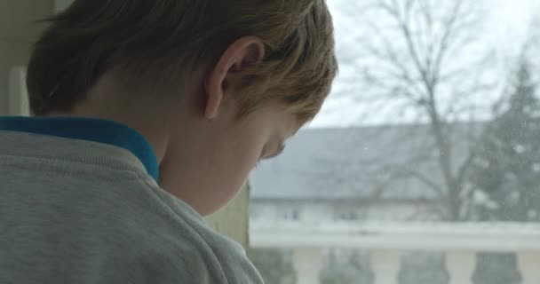 Расстроенный Детский Страшный Взгляд Одинокий Мальчик Выглядывающий Окна Грустный Ребенок — стоковое видео