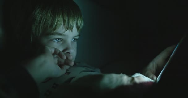 Παιδί Παρακολουθήστε Βίντεο Στην Οθόνη Smartphone Αγόρι Ξαπλωμένο Στο Κρεβάτι Βίντεο Αρχείου