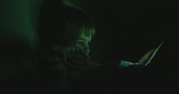 Kid Дивитися Відео Екрані Смартфона Хлопчик Лежить Ліжку Спальні Темряві Відеокліп