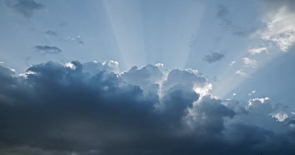 在乌云的蓝天上 时间流逝的太阳掠过 阳光穿过深灰色的云彩 10位 — 图库视频影像