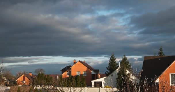 Χρόνος Lapse Συννεφιά Ουρανό Πάνω Από Cottage Σπίτια Village Χώρα Βίντεο Κλιπ