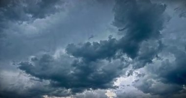 Manzaralı Bulutlu Sky.Zaman atlamalı Güzel Bulutlar. Dramatik Sinema Arkaplanı Plakası. 4K 10-bit