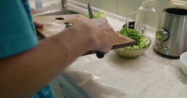 Bıçaklı Erkek El, Siyah Zeytinleri Kes. Salatayı hazırla. Erkekler Mutfak Hazırlama Kahvaltısı 'nda yemek pişiriyor. Yavaş çekim 60fps 4K 10-bit