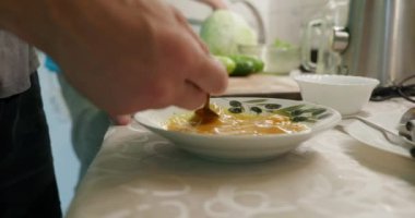 Yakından hazırlayan omlet. Erkekler Mutfak Hazırlama Kahvaltısı 'nda yemek pişiriyor. Yavaş çekim 60fps 4K