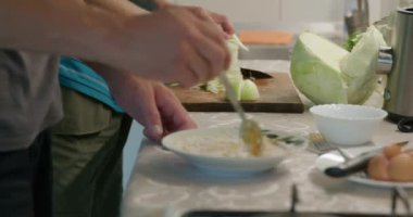 Yakından hazırlayan omlet. Erkekler Mutfak Hazırlama Kahvaltısı 'nda yemek pişiriyor. Yavaş çekim 60fps 4K