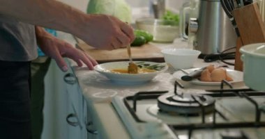 Yakından hazırlayan omlet. Erkekler Mutfak Hazırlama Kahvaltısı 'nda yemek pişiriyor. Yavaş çekim 60fps 4K