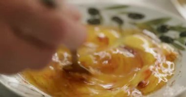 Yakından hazırlayan omlet. Erkekler Mutfak Hazırlama Kahvaltısı 'nda yemek pişiriyor. Yavaş çekim 60fps 4K