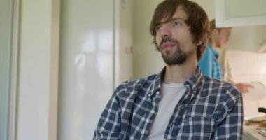 Adam Fıstık ve Ceviz Yiyiyor Mutfakta oturuyor. Yavaş çekim 60 fps 4K 10-bit