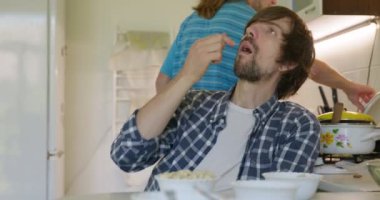 Adam Fıstık ve Ceviz Yiyiyor Mutfakta oturuyor. Yavaş çekim 60 fps 4K 10-bit