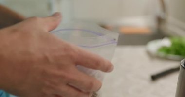 Adam öğütücüde Flax Seeds öğütüyor. Erkekler Mutfak Hazırlama Kahvaltısı 'nda yemek pişiriyor. Yavaş çekim 60fps 4K 10-bit