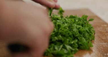 Bıçaklı, pirzola kesimli maydanozlu erkek eli. Salatayı hazırla. Erkekler Mutfak Hazırlama Kahvaltısı 'nda yemek pişiriyor. Yavaş çekim 60fps 4K 10-bit