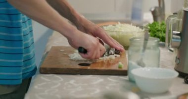 Bıçaklı Kesik Soğanlı Erkek El. Salatayı hazırla. Erkekler Mutfak Hazırlama Kahvaltısı 'nda yemek pişiriyor. Yavaş çekim 60fps 4K