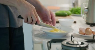 Erkekler Mutfakta Yemek Pişiriyor Kahvaltı Hazırlıyor ya da Akşam Yemeği. Yavaş çekim 60fps 4K 10-bit