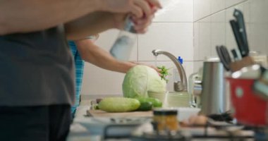 Erkekler Mutfakta Yemek Pişiriyor Kahvaltı Hazırlıyor ya da Akşam Yemeği. Yavaş çekim 60fps 4K 10-bit