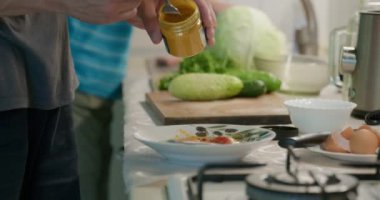 Erkekler Mutfakta Yemek Pişiriyor Kahvaltı Hazırlıyor ya da Akşam Yemeği. Yavaş çekim 60fps 4K 10-bit