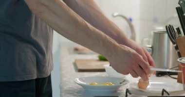 Erkekler Mutfakta Yemek Pişiriyor Kahvaltı Hazırlıyor ya da Akşam Yemeği. Yavaş çekim 60fps 4K 10-bit