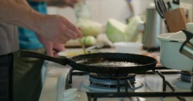 Erkekler Mutfakta Yemek Pişiriyor Kahvaltı Hazırlıyor ya da Akşam Yemeği. Yavaş çekim 60fps 4K 10-bit