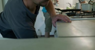 Erkekler Mutfakta Yemek Pişiriyor Kahvaltı Hazırlıyor ya da Akşam Yemeği. Yavaş çekim 60fps 4K 10-bit