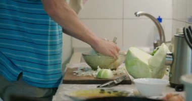 Erkekler Mutfakta Yemek Pişiriyor Kahvaltı Hazırlıyor ya da Akşam Yemeği. Yavaş çekim 60fps 4K 10-bit