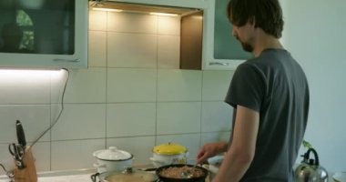 Erkekler Mutfakta Yemek Pişiriyor Kahvaltı Hazırlıyor ya da Akşam Yemeği. Yavaş çekim 60fps 4K 10-bit