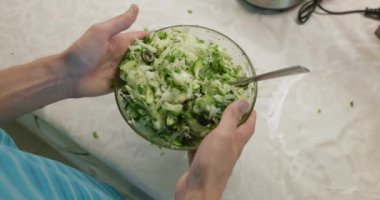 Erkekler Mutfakta Yemek Pişiriyor Kahvaltı Hazırlıyor ya da Akşam Yemeği. Yavaş çekim 60fps 4K 10-bit