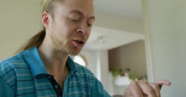 Beyaz Kafkasyalı adam mutfakta sağlıklı vejetaryen yemeği yiyor. Yavaş çekim 60fps 4K 10-bit