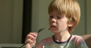 Tatlı Çocuk Zeytin Yiyor. Kahvaltı için vejetaryen yemeği ya da akşam yemeği. Yavaş çekim 60 fps 4K 10-bit