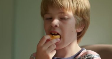 Tatlı Çocuk Lezzetli Kayısı Yemekten Hoşlanıyor. Kahvaltı için meyveler ya da akşam yemeği. Yavaş çekim 60 fps 4K 10-bit