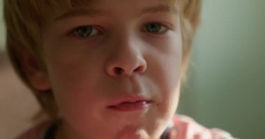 Tatlı Çocuk Lezzetli Kayısı Yemekten Hoşlanıyor. Kahvaltı için meyveler ya da akşam yemeği. Yavaş çekim 60 fps 4K 10-bit