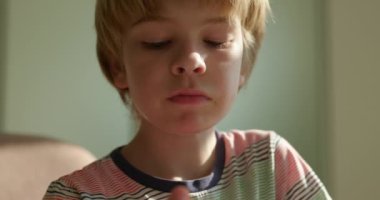 Tatlı Çocuk Lezzetli Kayısı Yemekten Hoşlanıyor. Kahvaltı için meyveler ya da akşam yemeği. Yavaş çekim 60 fps 4K 10-bit