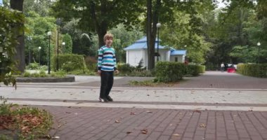 Yalnız Çocuk Şehir Parkı 'nda Tek Başına Yürüyor. Yaz Günü 4K 10-bit