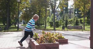 Şehir Parkı 'nda Mutlu Çocuk Koşusu. Yaz Günü 4K 10-bit