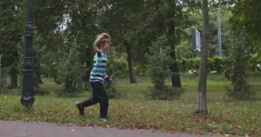 Şehir Parkı 'nda Mutlu Çocuk Koşusu. Yaz Günü 4K 10-bit